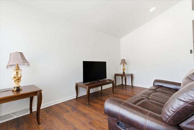 1526 Ridgeway Avenue, Round Lake Beach, IL 60073