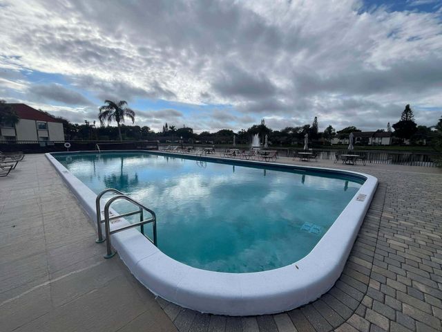 4863 Sable Pine Circle D, West Palm Beach, FL 33417