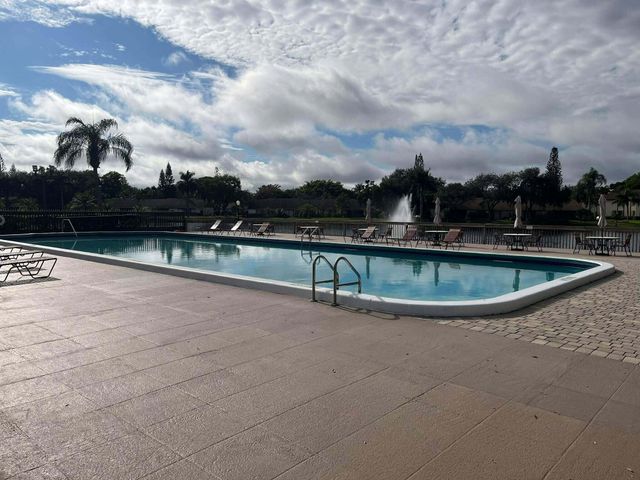 4863 Sable Pine Circle D, West Palm Beach, FL 33417