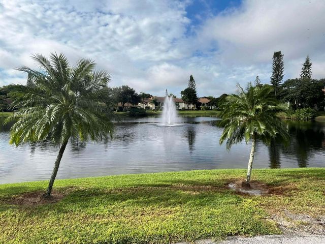 4863 Sable Pine Circle D, West Palm Beach, FL 33417