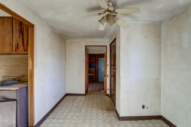 212 West Chilhowie Avenue, Johnson City, TN 37604