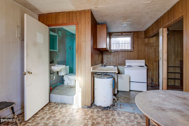 212 West Chilhowie Avenue, Johnson City, TN 37604