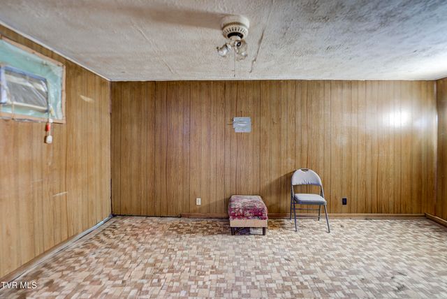 212 West Chilhowie Avenue, Johnson City, TN 37604