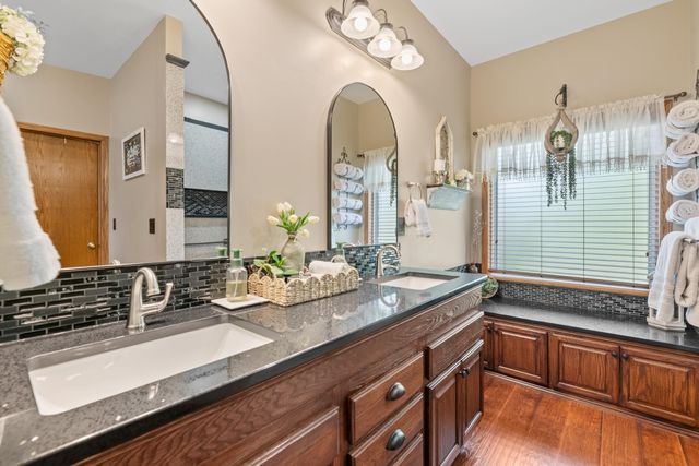 1405 E Hidden Ridge Ct, Derby, KS 67037