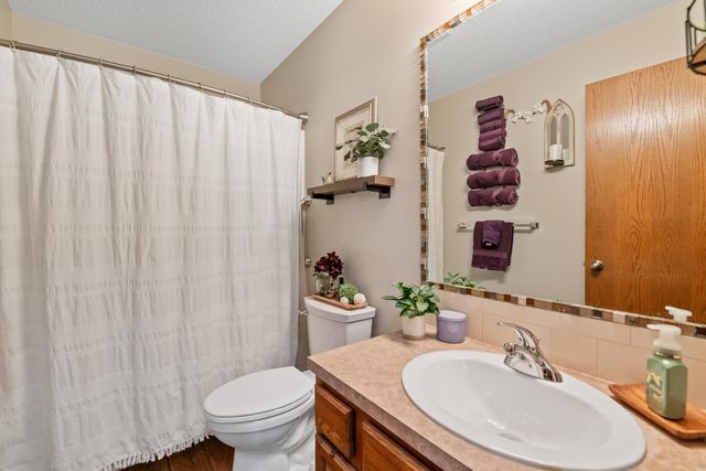 1405 E Hidden Ridge Ct, Derby, KS 67037