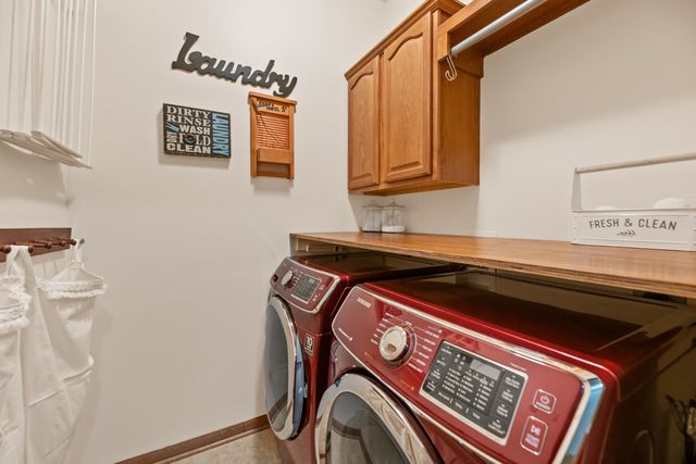 1405 E Hidden Ridge Ct, Derby, KS 67037