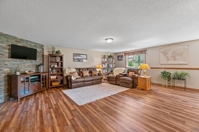 1405 E Hidden Ridge Ct, Derby, KS 67037
