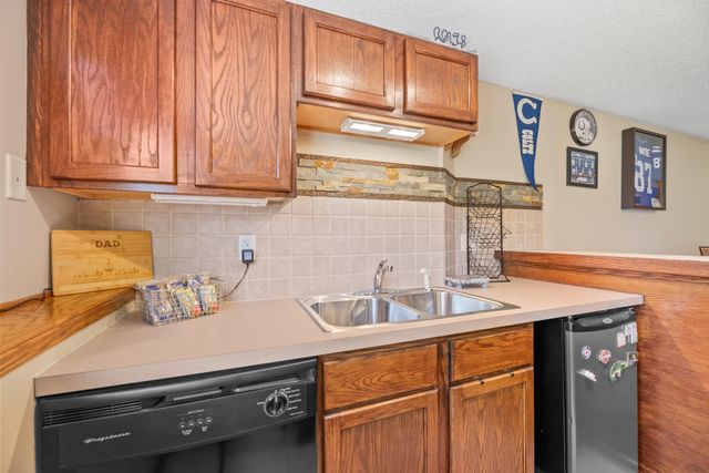 1405 E Hidden Ridge Ct, Derby, KS 67037