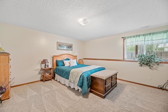 1405 E Hidden Ridge Ct, Derby, KS 67037