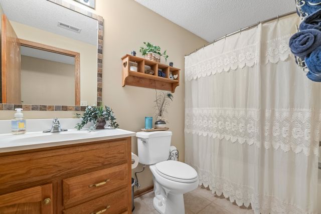 1405 E Hidden Ridge Ct, Derby, KS 67037
