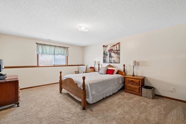 1405 E Hidden Ridge Ct, Derby, KS 67037