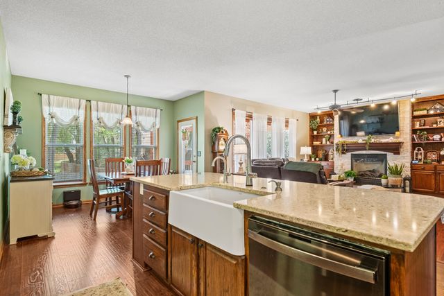 1405 E Hidden Ridge Ct, Derby, KS 67037