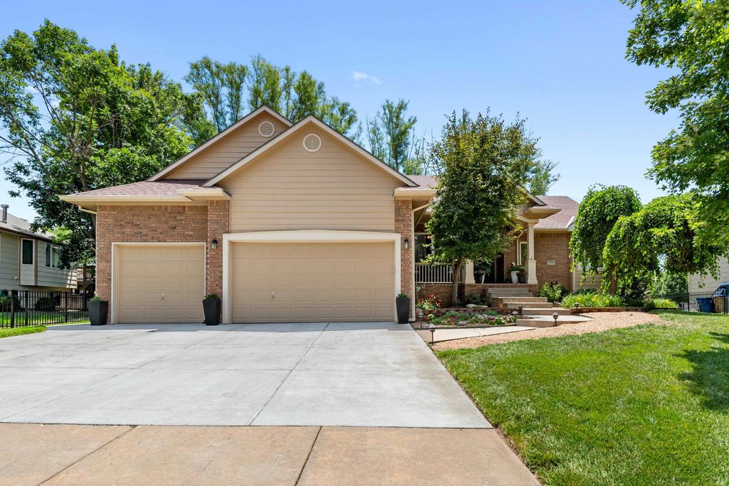 1405 E Hidden Ridge Ct, Derby, KS 67037