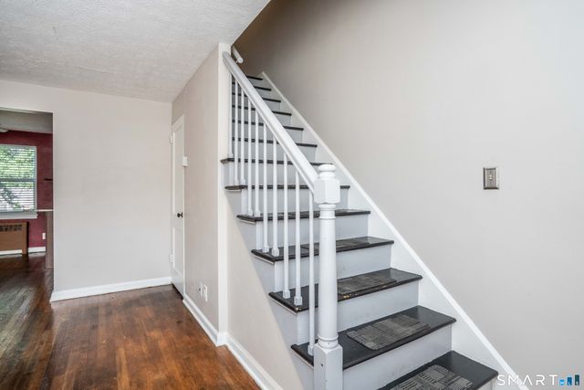 51 Arnold Way 51, West Hartford, CT 06119