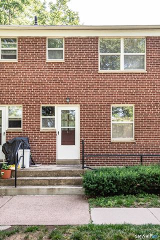 51 Arnold Way 51, West Hartford, CT 06119