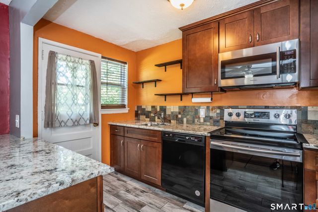 51 Arnold Way 51, West Hartford, CT 06119