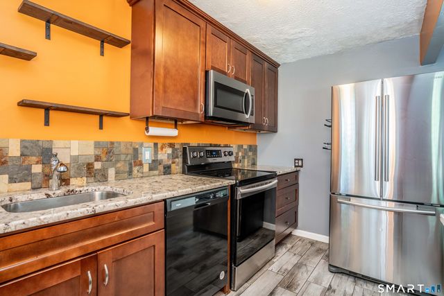 51 Arnold Way 51, West Hartford, CT 06119