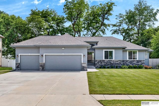 5255 Waterford Avenue Circle, Bellevue, NE 68133