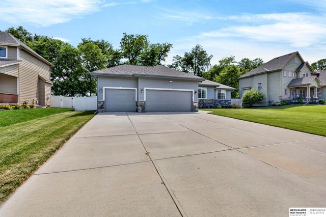 5255 Waterford Avenue Circle, Bellevue, NE 68133