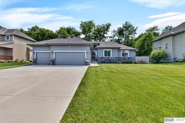 5255 Waterford Avenue Circle, Bellevue, NE 68133