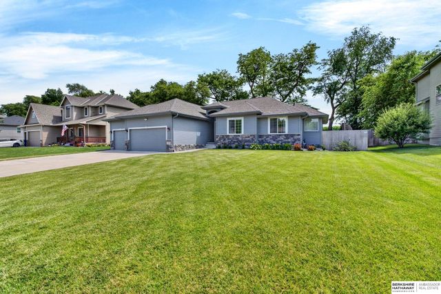 5255 Waterford Avenue Circle, Bellevue, NE 68133