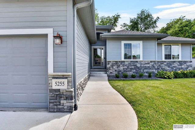 5255 Waterford Avenue Circle, Bellevue, NE 68133