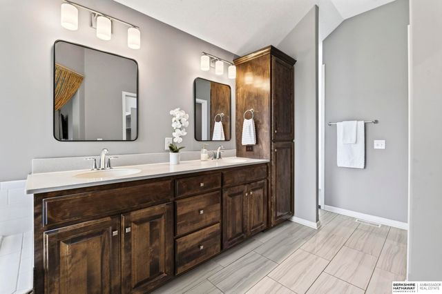5255 Waterford Avenue Circle, Bellevue, NE 68133
