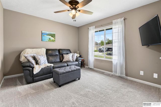 5255 Waterford Avenue Circle, Bellevue, NE 68133