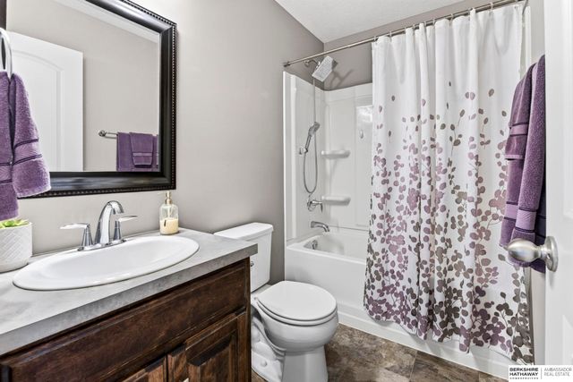 5255 Waterford Avenue Circle, Bellevue, NE 68133