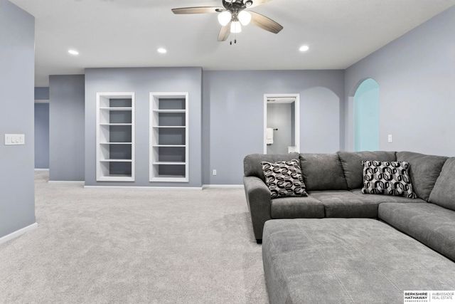 5255 Waterford Avenue Circle, Bellevue, NE 68133