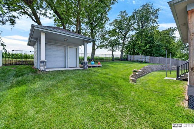 5255 Waterford Avenue Circle, Bellevue, NE 68133