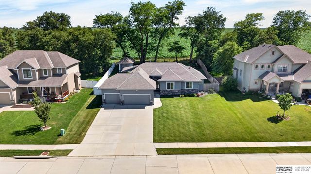 5255 Waterford Avenue Circle, Bellevue, NE 68133