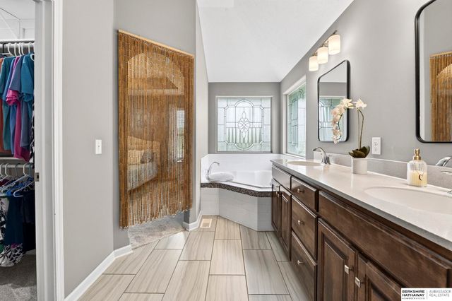5255 Waterford Avenue Circle, Bellevue, NE 68133