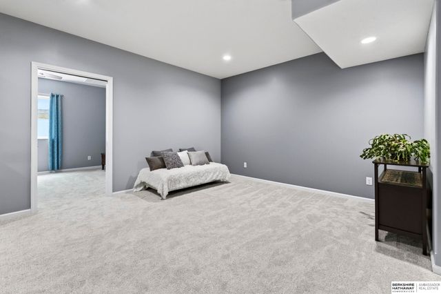 5255 Waterford Avenue Circle, Bellevue, NE 68133