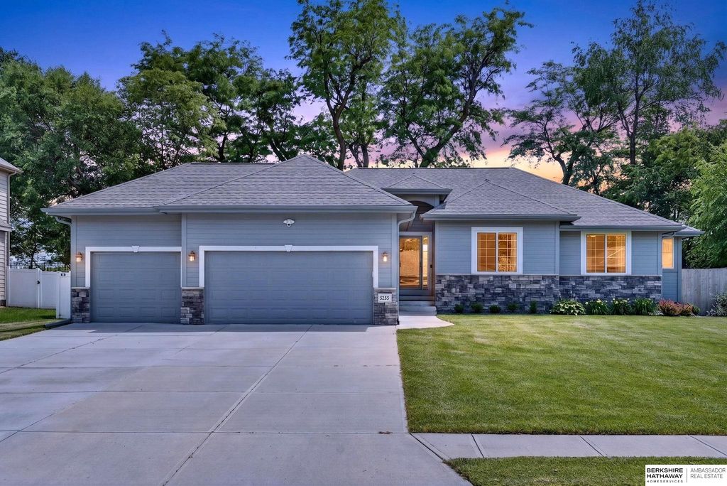 5255 Waterford Avenue Circle, Bellevue, NE 68133