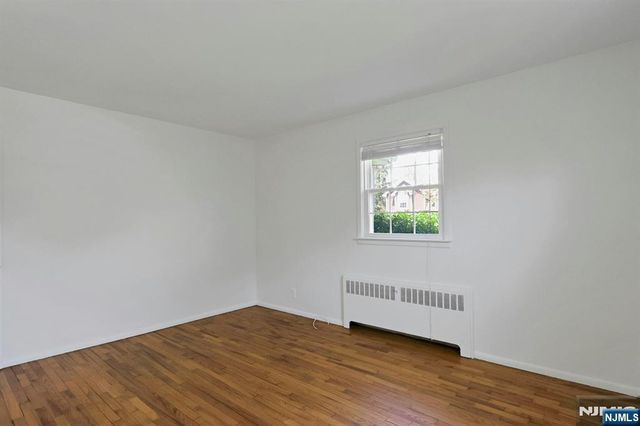 33 Clayton Street, Hillsdale, NJ 07642