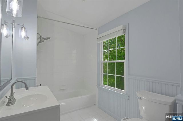 33 Clayton Street, Hillsdale, NJ 07642