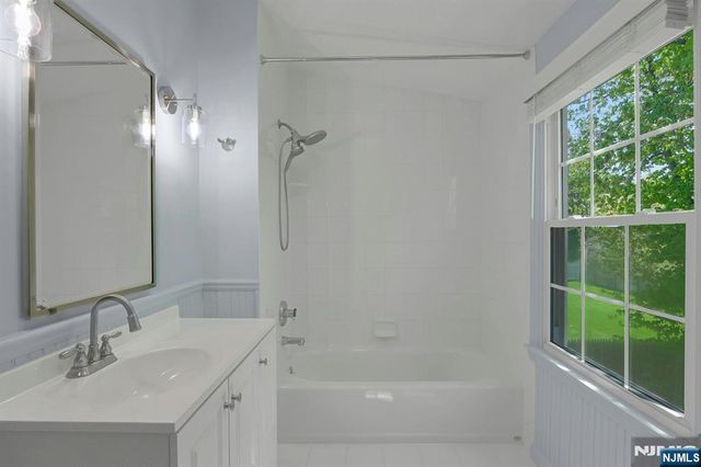 33 Clayton Street, Hillsdale, NJ 07642