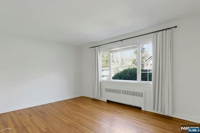 33 Clayton Street, Hillsdale, NJ 07642