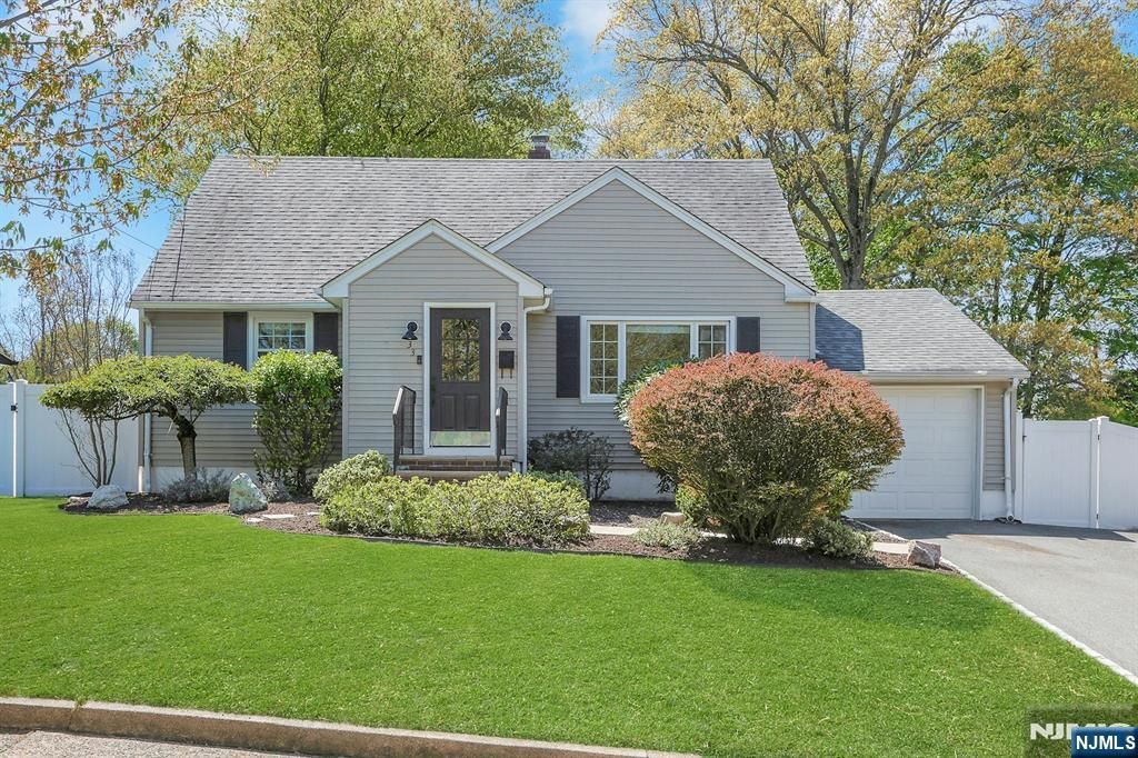 33 Clayton Street, Hillsdale, NJ 07642