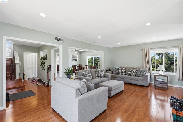 2546 Truman Ave, Oakland, CA 94605