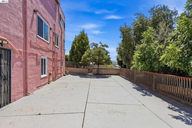 2546 Truman Ave, Oakland, CA 94605