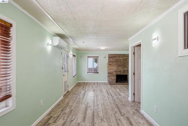 2546 Truman Ave, Oakland, CA 94605