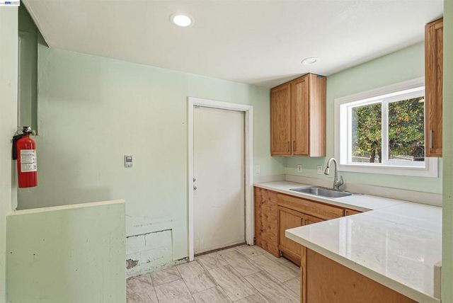2546 Truman Ave, Oakland, CA 94605