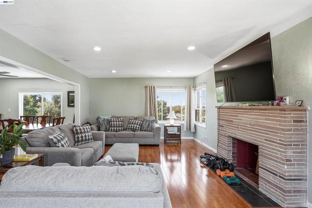 2546 Truman Ave, Oakland, CA 94605