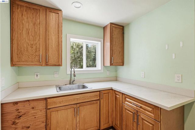 2546 Truman Ave, Oakland, CA 94605