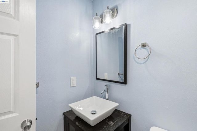 2546 Truman Ave, Oakland, CA 94605