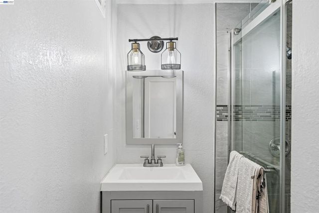 2546 Truman Ave, Oakland, CA 94605