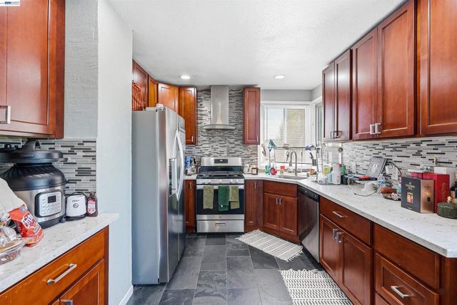 2546 Truman Ave, Oakland, CA 94605