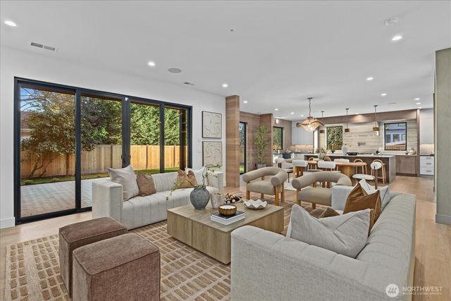 1020 107th Avenue SE, Bellevue, WA 98004